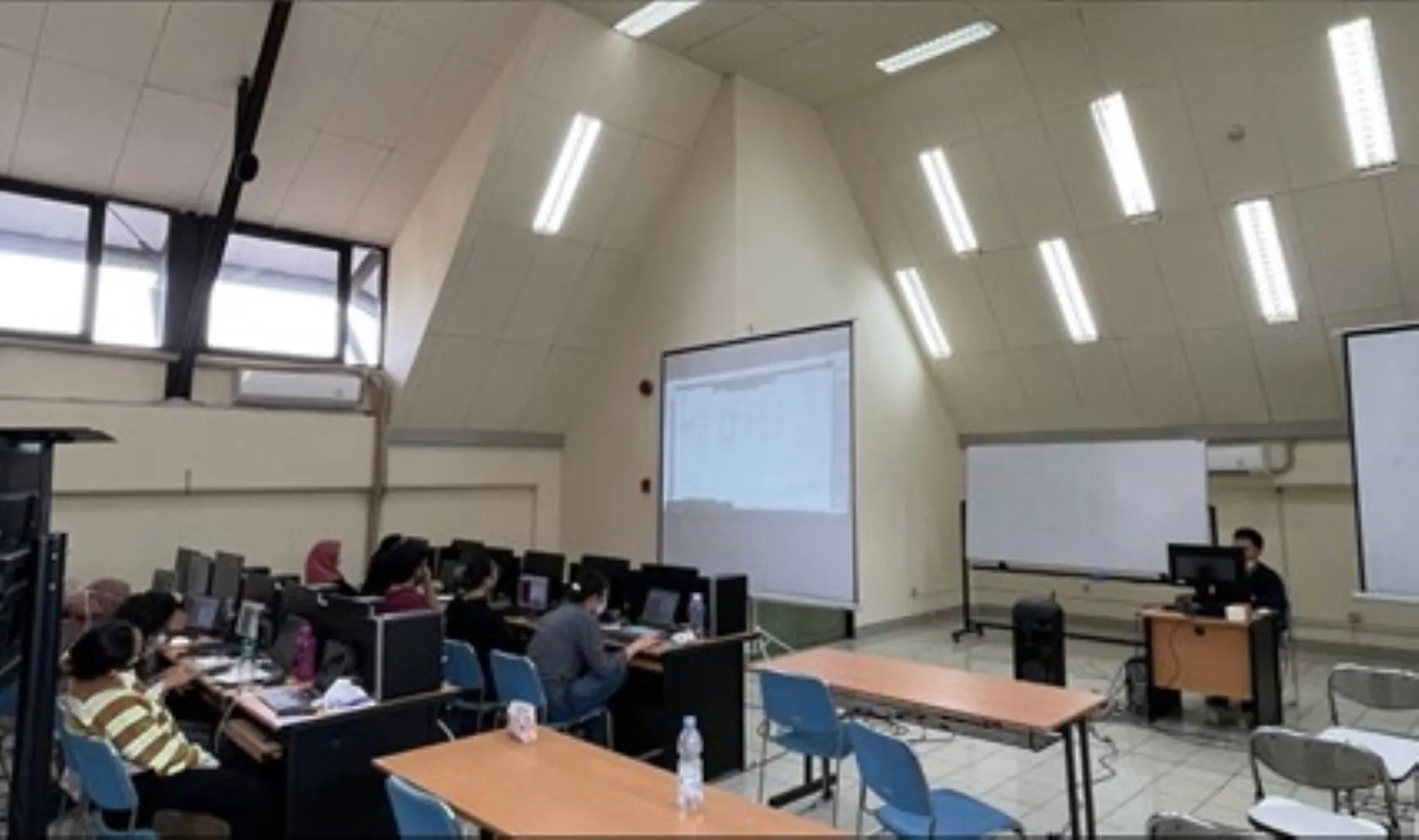 A Demonstration of the Fabrication Machines at the ITB Architecture Laboratory - Arnott Ferels