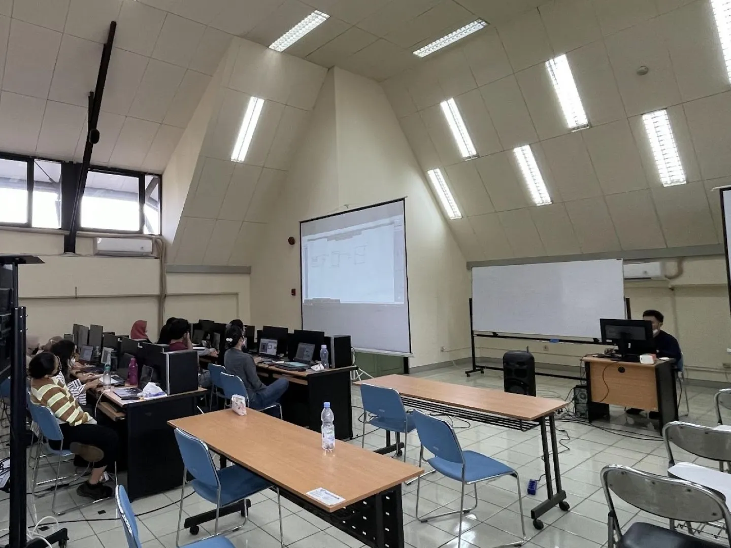 A Demonstration of the Fabrication Machines at the ITB Architecture Laboratory