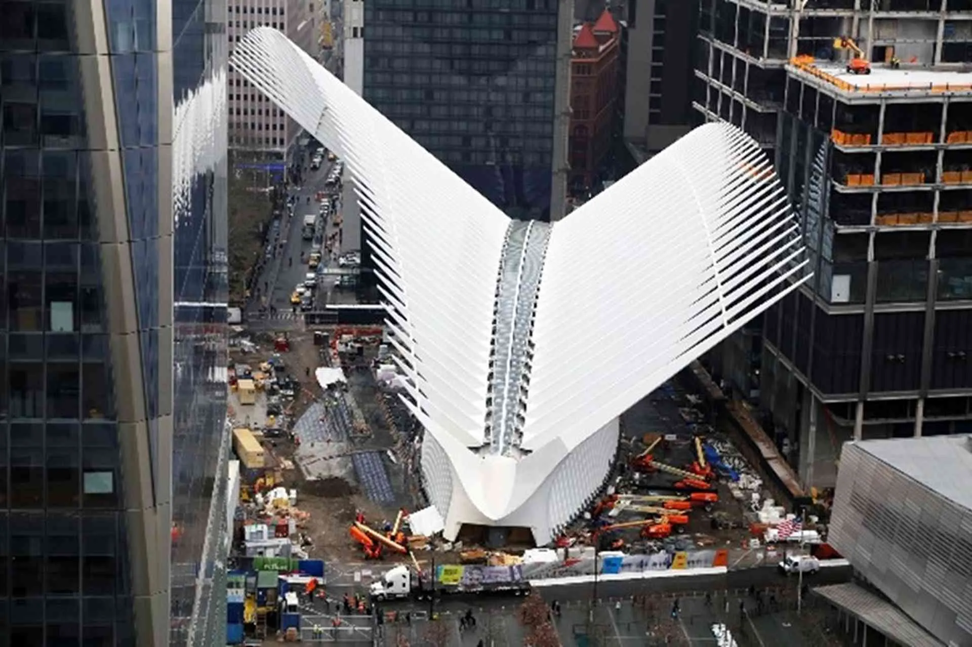 Kesejajaran struktur Oculus terhadap sudut matahari saat peristiwa 9/11 (ArchDaily, t.t.).