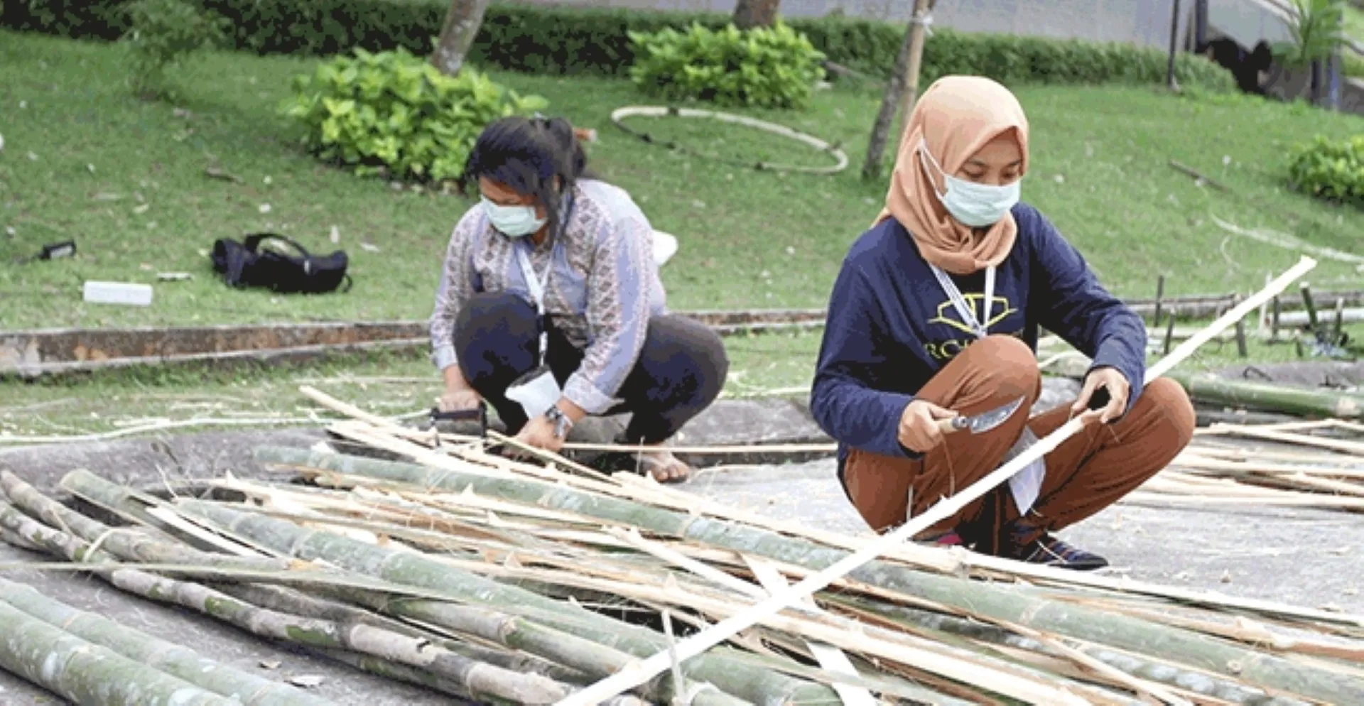 The atmosphere of creating bamboo installation artworks during the Urban Intervention Workshop, which is part of the TKI-MAI 33 Jakarta series of events held at UMN