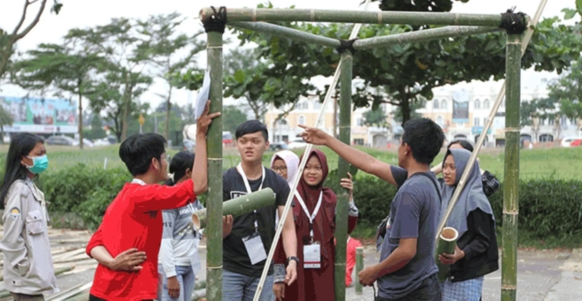 The atmosphere of creating bamboo installation artworks during the Urban Intervention Workshop, which is part of the TKI-MAI 33 Jakarta series of events held at UMN