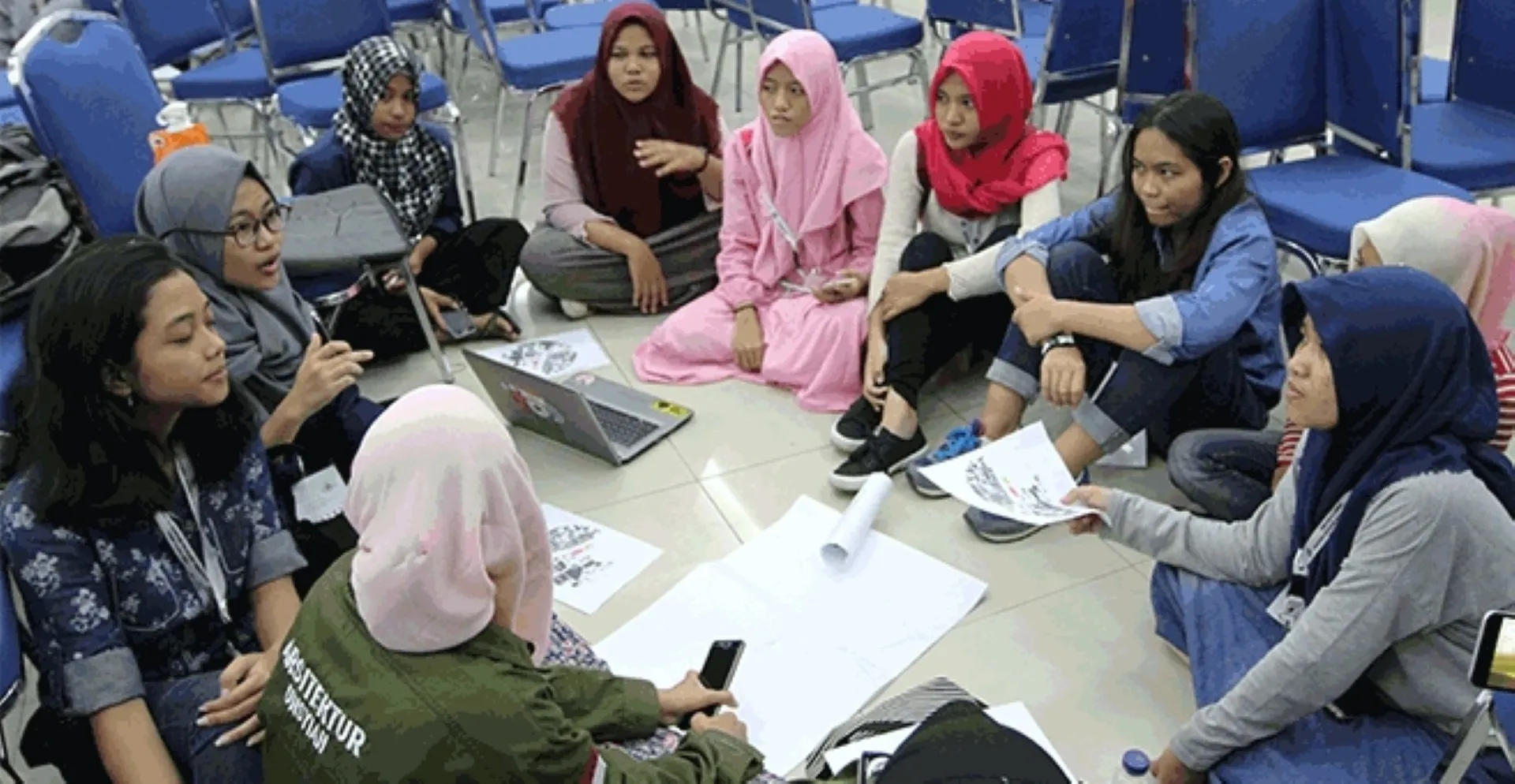 The atmosphere of creating bamboo installation artworks during the Urban Intervention Workshop, which is part of the TKI-MAI 33 Jakarta series of events held at UMN